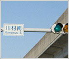 「川村南」交差点から北へ100メートルの場所にあります。